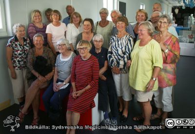 Glada guider på Livets Museum i Lund 2015-08-17. 
Från vänster 1. Gertrud Osberg, 2. Anitha "Nitten" Bruun med dvärgschnausern "Ludde" i sitt knä,  3. Anneli Andersson, 4. Gunila Erlandson (halvt gömd), 5. Ingrid Ekvall, 6. Greta Roslund, 7. Bengt I. Lindskog, 8. Gunilla Brunnström, 9. Eva Ljunggren, 10 Angelica Bondesson, 11. Anna-Karin Levenstam, 12. Kerstin Olsson, 13. Birgitta Brun, 14. Lars Malm, 15. Irene Jakobsson, 16. Agneta Dahlberg, 17. Mattias Larsson (halvt skymd), 18. Mark Blomberg, 19. Lillian Andersson. Numrering enligt bildfil PICT1489patxt.
