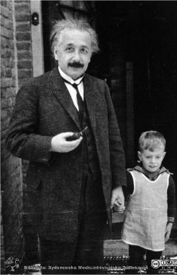 Den blivande Nobelpristagaren som barnvakt på 1920-talet.
Albert Einstein och Hellmuth Hertz (f. 1920; d. 1990), i Eindhoven 1923.
Nyckelord: Nobelpris;Barnvakt