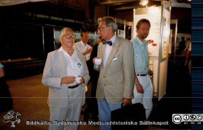 Professorerna Rune Grubb och Bengt I Lindskog
Rune Grupp och Bengt I Lindskog på den 24. skandinaviska reumatologkongressen "Rheuma 92", Malmö, en varm dag i juni på Kockums fritid i Malmö. Foto Frank Wollheim.
Nyckelord: Kongres;Malm;Reumatologi;Bakteriologi;Kirurgi;Företagshälsovård;Historia