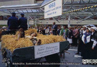 Ortopediska kliniken i Lund. Repris 1993  av den första patientens ankomst till Lasarettet i LUnd den 24 augusti 1768. 
Ortopediska kliniken i Lund. Repris 1993  av den första patientens ankomst till Lasarettet i Lund den 24 augusti 1768. Sjukhuset fyllde 225 år när reprisen uppfördes, och C-blocket 25. Sune Pährsson hade en öppen underbensfraktur, på den tiden ett starkt livshotande tillstånd. Han amputerades strax, och överlevde. Sunes vårdtid blev 47 dagar år 1768
Nyckelord: Lund;Universitetssjukhus;USiL;Kliniker;Ortopedi;Patienter