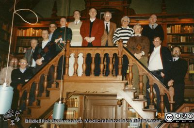 Ortopediska kliniken i Lund. Lagledarmöte på Trolleholms slott 1993-02-02
Från ortoped klin album 01, Lund. Fotograf Berit Jakobsson.  Lagledarmöte på Trolleholms slott 1993-02-02. Foto i det magnifika slottsbiblioteket. Deltagare: Lars Lidgren, Carl-Göran Hagert, Björn Strömqvist, Stefan Lohmander, Karl-Göran Thorngren, Hans Wingstrand, Nils Dahlgren (anestesi), Anders Stenström, Anders Rydholm, Leif Ryd, Rölf Önnerfält, Anders Lindstrand, Urban Rydholm.
Nyckelord: Lasarett;Ledning;Lund;Universitetssjukhus;USiL;Ortopediska;Kliniker;Lagledare;Administration