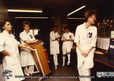 Ortopediska kliniken i Lund 1986. Sjuksköterskor på ortopeden avdelning 1.
Från ortoped klin album 01, Lund. Fotograf Berit Jakobsson. 1986. Sjuksköterskor på ortopeden avdelning 1
Nyckelord: Universitetssjukhus;USiL;Kliniker;Ortopedi;Personal;Sjuksköterskor