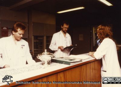 Ortopediska kliniken i Lund 1986. Ortopeden avdelning 1. Eggert. Johnsson, Underläkare (t.v.).
Från ortoped klin album 01, Lund. Fotograf Berit Jakobsson.  1986. Ortopeden avdelning 1. Eggert. Johnsson, Underläkare (t.v.).
Nyckelord: Lund;Universitetssjukhus;USiL;Kliniker;Ortopedi;Personal;Läkare