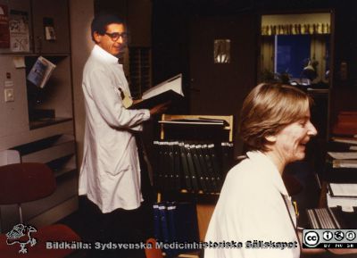 Ortopediska kliniken i Lund 1986. Docent Birger Bylander och sjuksköterskan Marie Henriksson, avdelningsföreståndare.
Från ortoped klin album 01, Lund. Fotograf Berit Jakobsson. 1986. Docent Birger Bylander och sjuksköterskan Marie Henriksson, avdelningsföreståndare.
Nyckelord: Lund;Universitetssjukhus;USiL;Kliniker;Ortopedi;Personal;Sjuksköterska;Läkare;Docenter