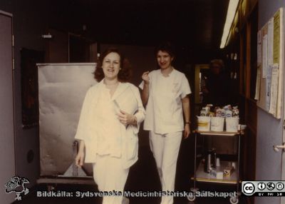 Ortopediska kliniken i Lund 1986. Sjukgymnasterna Kerstin Runnquist och Linda Strand
Från ortoped klin album 01, Lund. Fotograf Berit Jakobsson.  1986. Sjukgymnasterna Kerstin Runnquist och Linda Strand
Nyckelord: Lund;Universitetssjukhus;USiL;Kliniker;Ortopedi;Personal;Fysioterapeuter