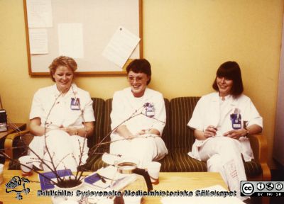 Ortopediska kliniken i Lund 1986. I mitten klinikföreståndare Sylvia Olander. På ena sidan arbetsterapeuten Birgitta Rosén.
Från ortoped klin album 01, Lund. Fotograf Berit Jakobsson.  1986. I mitten klinikföreståndare Sylvia Olander. På ena sidan arbetsterapeuten Birgitta Rosén.
Nyckelord: Lund;Universitetssjukhus;USiL;Kliniker;Ortopedi;Personal;Suksjsköterskor;Klinikföreståndare;Arbetsperapeut