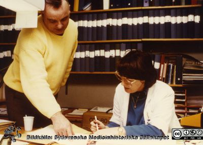 Ortopediska kliniken i Lund 1986. Assisten  Ingvar Andersson och sekreterare Ulla Wetterlund
Från ortoped klin album 01, Lund. Fotograf Berit Jakobsson. 1986. Assistent  Ingvar Andersson och sekreterare Ulla Wetterlund
Nyckelord: Lund;Universitetssjukhus;USiL;Kliniker;Ortopedi;Personal;Assistent;Läkarsekreterare;Sekreterare