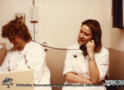 Ortopediska kliniken i Lund  1986. Personal på akutmottagningen
Från ortoped klin album 01, Lund. Fotograf Berit Jakobsson.  1986. Personal på akutmottagningen
Nyckelord: Lund;Universitetssjukhus;USiL;Kliniker;Ortopedi;Personal;Sjuksköterskor;Mottagningar;Akut