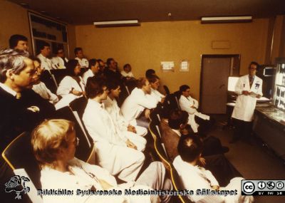 Ortopediska kliniken i Lund 1986. Röntgenrond.
Från ortoped klin album 01, Lund. Fotograf Berit Jakobsson.  1986. Röntgenrond.
Nyckelord: Lund;Universitetssjukhus;USiL;Kliniker;Ortopedi;Personal;Läkare;Röntgen;Rond;Röntgenrond