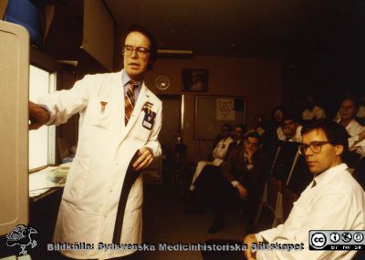 Ortopediska kliniken i Lund 1986. Röntgenrond,
Från ortoped klin album 01, Lund. Fotograf Berit Jakobsson. 1986. Röntgenrond, professor Holger Pettersson. Professor Göran Bauer mitt på första bänkraden, med huvudet i handen.
Nyckelord: Lasarett;Lund;USiL;Universitetssjukhus;Röntgenronder;Professorer;Klinik;Ortopedisk