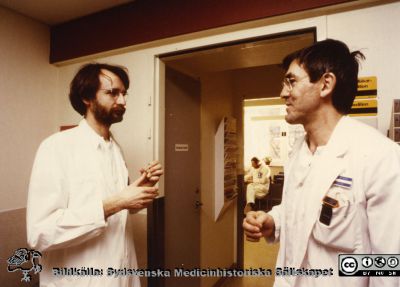 Ortopediska kliniken i Lund 1986. Okänd till vänster, Ortopeden Sten Bengtsson otill höger.
Från ortoped klin album 01, Lund. Fotograf Berit Jakobsson.  1986. Okänd till vänster, Ortopeden Sten Bengtsson otill höger.
Nyckelord: Lund;Universitetssjukhus;USiL;Kliniker;Ortopedi;Personal;Läkare