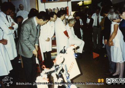 Ortopediska kliniken i Lund 1989. Göran Bauer avtackas. 
Från ortoped klin album 01, Lund. Fotograf Berit Jakobsson.  1989. Göran Bauer avtackas. Han provar en golfklubba som han förärats.
Nyckelord: Lund;Universitetssjukhus;USiL;Kliniker;Ortopedi;Personal;Professor;Avtackning