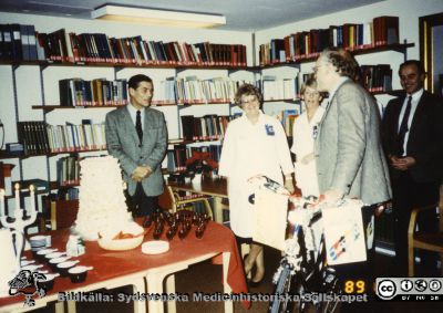 Ortopediska kliniken i Lund 1989. Göran Bauer avtackas. 
Från ortoped klin album 01, Lund. Fotograf Berit Jakobsson. 1989. Göran Bauer avtackas. Sjukdköteerskorna Gunilla Persson och Marie Persson liksom docent Anders Rydholm till höger.
Nyckelord: Lund;Universitetssjukhus;USiL;Kliniker;Ortopedi;Personal;Läkare;Professor;Avtackning