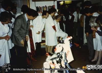 Ortopediska kliniken i Lund 1989. Göran Bauer avtackas.
Från ortoped klin album 01, Lund. Fotograf Berit Jakobsson.  1989. Göran Bauer avtackas. Han provar en golfklubba som han förärats.
Nyckelord: Lund;Universitetssjukhus;USiL;Kliniker;Ortopedi;Personal;Läkare;Professor;Avtackning