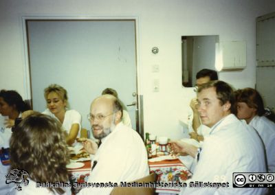 Ortopediska kliniken i Lund 1989. Julkaffe på ortopediska kliniken 
Från ortoped klin album 01, Lund. Fotograf Berit Jakobsson. 1989. Julkaffe på ortopediska kliniken 1.Docent  Urban Rydholm mitt i bilden.
Nyckelord: Lund;Universitetssjukhus;USiL;Kliniker;Ortopedi;Personal;Julkaffe;Fest;Docenter