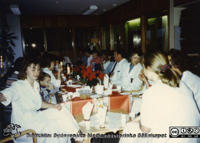 Ortopediska kliniken i Lund 1989. Julkaffe på ortopediska kliniken 12.
Från ortoped klin album 01, Lund. Fotograf Berit Jakobsson. 1989. Julkaffe på ortopediska kliniken 12.
Nyckelord: Lund;Universitetssjukhus;USiL;Kliniker;Ortopedi;Personal;Julkaffe;Fest