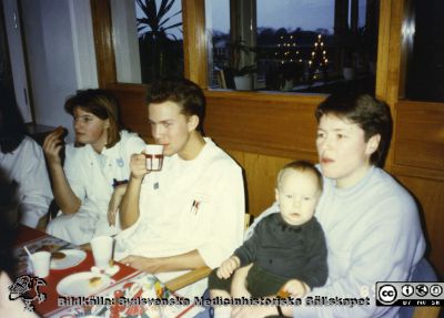 Ortopediska kliniken i Lund 1989. Julkaffe på ortopediska kliniken 12.
Från ortoped klin album 01, Lund. Fotograf Berit Jakobsson. 1989. Julkaffe på ortopediska kliniken 12.
Nyckelord: Lund;Universitetssjukhus;USiL;Kliniker;Ortopedi;Personal;Julkaffe;Fest