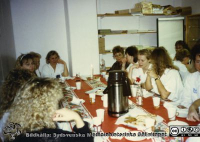 Ortopediska kliniken i Lund 1989. Julkaffe på ortopediska kliniken 1.
Från ortoped klin album 01, Lund. Fotograf Berit Jakobsson. 1989. Julkaffe på ortopediska kliniken 1.
Nyckelord: Lund;Universitetssjukhus;USiL;Kliniker;Ortopedi;Personal;Julkaffe;Fest