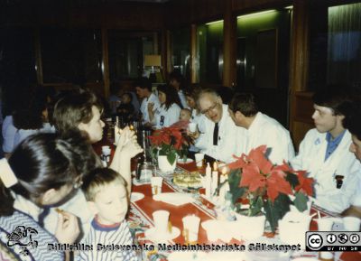 Ortopediska kliniken i Lund 1989. Julkaffe på ortopediska kliniken 12.
Från ortoped klin album 01, Lund. Fotograf Berit Jakobsson. 1989. Julkaffe på ortopediska kliniken 12.
Nyckelord: Lund;Universitetssjukhus;USiL;Kliniker;Ortopedi;Personal;Julkaffe;Fest