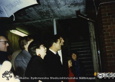 Ortopediska kliniken i Lund 1989. Göran Bauer mitt i bilden. En minnesplakett skall sättas upp 
Från ortoped klin album 01, Lund. Fotograf Berit Jakobsson.  1989. Göran Bauer mitt i bilden. En minnesplakett skall sättas upp på dåvarande ortopediska klinikens hus för att påminna om klinikens 75-årsjubileum. Själva huset tillkom 1929.
Nyckelord: Lund;Universitetssjukhus;USiL;Kliniker;Ortopedi;Personal;Läkare