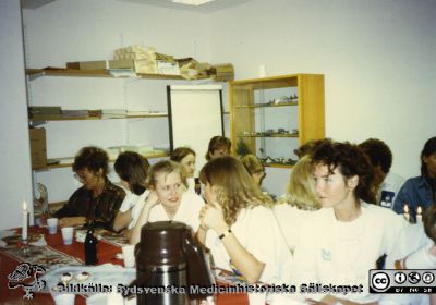 Ortopediska kliniken i Lund 1989. Julkaffe på ortopediska kliniken 1.
Från ortoped klin album 01, Lund. Fotograf Berit Jakobsson. 1989. Julkaffe på ortopediska kliniken 1.
Nyckelord: Lund;Universitetssjukhus;USiL;Kliniker;Ortopedi;Personal;Julkaffe;Fest