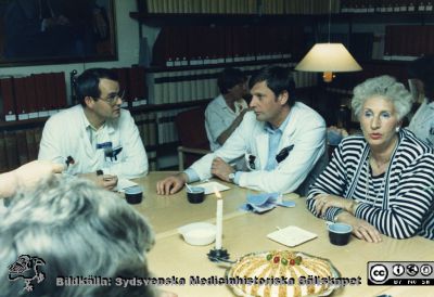 Ortopediska kliniken i Lund 1987. Samkväm när Håkan Brattström pensionerades. Lars Ture Nilsson, Rolf Önnerfäldt Ann Marie Friström
Från ortoped klin album 01, Lund. Fotograf Berit Jakobsson.  1987. Ortopederna Lars Ture Nilsson och Rolf Önnerfäldt. Sjukgymnast Ann Marie Friström
Nyckelord: Lund;Universitetssjukhus;USiL;Kliniker;Ortopedi;Personal;Läkare;Fest;Avtackning;Fysioterapeuter