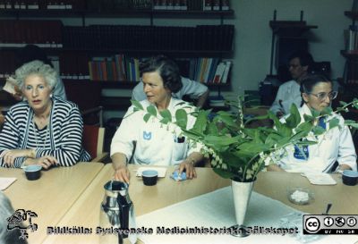 Ortopediska kliniken i Lund 1987. Samkväm när Håkan Brattström pensionerades.
Från ortoped klin album 01, Lund. Fotograf Berit Jakobsson.  1987.  Samkväm när docent Håkan brattström pensionerades. Sjukgymnasterna Ann Marie Friström och Elisabet Tägil.
Nyckelord: Lund;Universitetssjukhus;USiL;Kliniker;Ortopedi;Personal;Kaffepaus;Fest;Fysioterapeuter