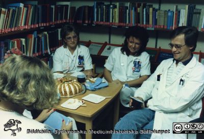 Ortopediska kliniken i Lund 1987. Samkväm när Håkan Brattström pensionerades.
Från ortoped klin album 01, Lund. Fotograf Berit Jakobsson.  1987. Samkväm när docent Håkan Brattström avtackades. Docent AHans Wingstrand med personal
Nyckelord: Lund;Universitetssjukhus;USiL;Kliniker;Ortopedi;Personal;Kaffepaus;Fest;Docenter