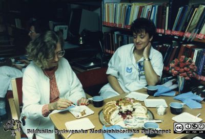 Ortopediska kliniken i Lund 1987. Samkväm när sjukgymnasten Aina Karlsson avtackades.
Från ortoped klin album 01, Lund. Fotograf Berit Jakobsson. 1987. Samkväm när sjukgymnasten Aina Karlsson avtackades.
Nyckelord: Lund;Universitetssjukhus;USiL;Kliniker;Ortopediskai;Personal;Kaffepaus;Fest