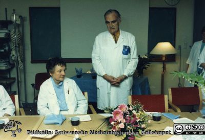 Ortopediska kliniken i Lund 1987. Sjukgymnasten Aina Karlsson avtackas.
Från ortoped klin album 01, Lund. Fotograf Berit Jakobsson.  1987. Sjukgymnasten Aina Karlsson avtackas av docent Håkan Brattström.
Nyckelord: Lund;Universitetssjukhus;USiL;Kliniker;Ortopedi;Personal;Avtackning;Fest;Fysioterapeuter;Docenter