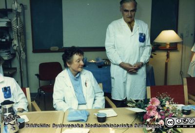 Ortopediska kliniken i Lund 1987. Sjukgymnasten Aina Karlsson avtackas.
Från ortoped klin album 01, Lund. Fotograf Berit Jakobsson. 1987. Sjukgymnasten Aina Karlsson avtackas av docentHåkan Brattström.
Nyckelord: Lund;Universitetssjukhus;USiL;Kliniker;Ortopedi;Personal;Avtackning;Fest;Fysioterapeuter;Docenter