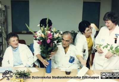 Ortopediska kliniken i Lund 1987. Sjukgymnasten Aina Karlsson avtackas.
Från ortoped klin album 01, Lund. Fotograf Berit Jakobsson.  1987. Sjukgymnaste Aina Karlsson avtackas av docent Håkan Brattström, ortopeden Sylvia Resch och vårdadministratören Berit Jakobsson.
Nyckelord: Lund;Universitetssjukhus;USiL;Kliniker;Ortopedi;Personal;Avtackning;Fest;Läkare;Avtackning;Docenter;Ortopediska