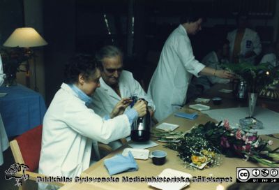 Ortopediska kliniken i Lund 1987. Sjukgymnasten Aina Karlsson avtackas.
Från ortoped klin album 01, Lund. Fotograf Berit Jakobsson. 1987. Sjukgymnasten Aina Karlsson avtackas av Håkan Brattström m fl.
Nyckelord: Lund;Universitetssjukhus;USiL;Kliniker;Ortopedi;Personal;Avtackning;Fest;Läkare;Fysioterapeuter