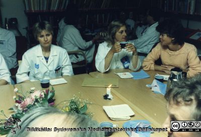 Ortopediska kliniken i Lund 1987. Sjukgymnasten Aina Karlsson avtackas.
Från ortoped klin album 01, Lund. Fotograf Berit Jakobsson.  1987.
Nyckelord: Lund;Universitetssjukhus;USiL;Kliniker;Ortopedi;Personal;Avtackning;Fest