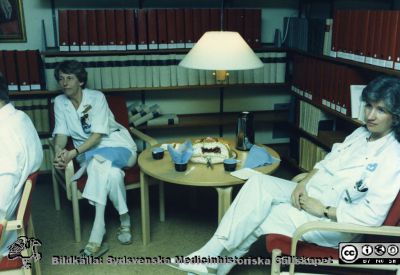 Ortopediska kliniken i Lund 1987. Sjukgymnasten Aina Karlsson avtackas.
Från ortoped klin album 01, Lund. Fotograf Berit Jakobsson.  1987. Vid sjukgymnasten Aina Karlssons avtackning. Sjuksköterkan Marie Henriksson och sjukgymnasten LInda Strand.
Nyckelord: Lund;Universitetssjukhus;USiL;Kliniker;Ortopedi;Personal;Kaffepaus;Fest;Sjuksköterskor;Fysioterapeuter