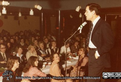 Ortopediska kliniken 1978. Julfest. Professor Göran Bauer underhåller vid mikrofonen.
Från ortoped klin album 01, Lund. Fotograf Berit Jakobsson. 1978. Julfest. Professor Göran Bauer underhåller vid mikrofonen.
Nyckelord: Lund;Universitetssjukhus;USiL;Kliniker;Ortopedi;Personal;Julfest;Fest