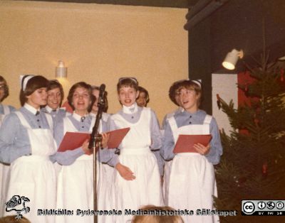 Ortopediska kliniken 1976. Julfest. Systrarna på 11:an.
Från ortoped klin album 01, Lund. Fotograf Berit Jakobsson. 1976. Julfest. Systrarna på 11:an (Ortopeden avdelning 11).
Nyckelord: Lund;Universitetssjukhus;USiL;Kliniker;Ortopedi;Personal;Julfest;Fest