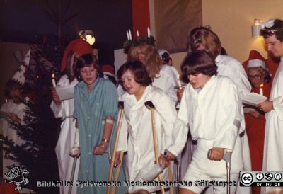 Ortopediska kliniken 1976. Julfest på kryckor.
Från ortoped klin album 01, Lund. Fotograf Berit Jakobsson.  1976. Julfest på kryckor.
Nyckelord: Lund;Universitetssjukhus;USiL;Kliniker;Ortopedi;Personal;Julfest;Kryckor