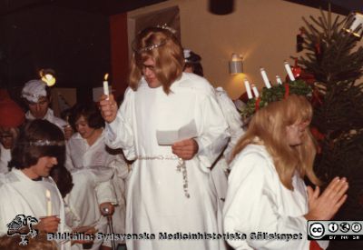 Ortopediska kliniken 1i Lund 976. Julfest
Från ortoped klin album 01, Lund. Fotograf Berit Jakobsson.  1976. Julfest.
Nyckelord: Lund;Universitetssjukhus;USiL;Kliniker;Ortopedi;Personal;Julfest