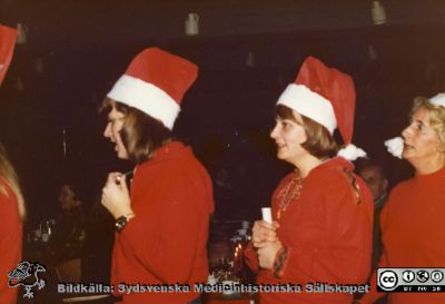 Ortopediska kliniken 1i Lund 1976. Julfest.
Från ortoped klin album 01, Lund. Fotograf Berit Jakobsson.  1976. Julfest.
Nyckelord: Lund;Universitetssjukhus;USiL;Kliniker;Ortopedi;Personal;Julfest