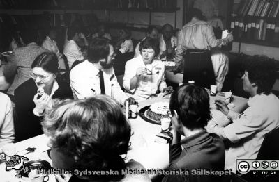 Ortopediska kliniken 1i Lund 1982. Städerskan Viola avtackas.
Från ortoped klin album 01, Lund. Fotograf Berit Jakobsson. 1982. Städerskan Viola avtackas. Kalas tillsammans med kirugiska klinikens personal. Högskolesekreterare Mariann Trenk (gift Bengmark), docent (ortopedi) Anders Stenström, vårdadministratör Berit Jakobsson.
Nyckelord: Lund;Universitetssjukhus;USiL;Kliniker;Ortopedi;Personal;Avtackning;Fest;Kirurgiska;Lokalvårdare;Städerska