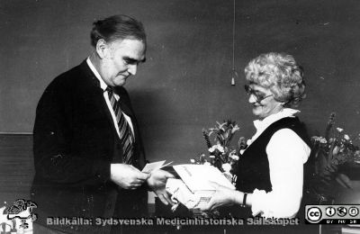 Ortopediska kliniken 1i Lund 1982. Städerskan Viola avtackas.
Från ortoped klin album 01, Lund. Fotograf Berit Jakobsson. 1982. Städerskan Viola avtackas av docent Håkan Brattström.
Nyckelord: Lund;Universitetssjukhus;USiL;Kliniker;Ortopedi;Personal;Avtackning;Städerskor;Lokalvårdare