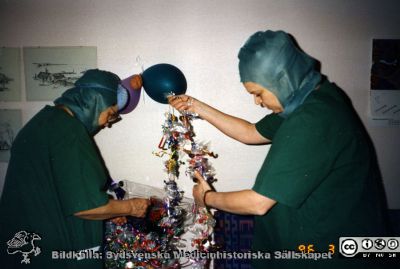 Ortopediska kliniken 1i Lund 1996. Uppvaktning av undersköterkan Ann Britt Delander på operationsavdelningen. 
Från ortoped klin album 01, Lund. Fotograf Berit Jakobsson. 1996. Ortopedens operationsavdelning. Uppvaktning av undersköterkan Ann Britt Delander. avdelningsföreståndare Margareta Bråhäll.
Nyckelord: Lund;Universitetssjukhus;USiL;Kliniker;Ortopedi;Personal;Operationsavdelning;Uppvaktning