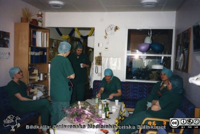 Ortopediska kliniken 1i Lund 1996. Uppvaktning av undersköterkan Ann Britt Delander på operationsavdelningen. 
Från ortoped klin album 01, Lund. Fotograf Berit Jakobsson. 1996. Ortopedens operationsavdelning. Kaffepaus när undersköterskan Ann Britt Delander uppvaktades.
Nyckelord: Lund;Universitetssjukhus;USiL;Kliniker;Ortopedi;Operationsavdelning;Kaffepaus