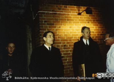 Ortopediska kliniken i Lund1989. Professor Göran Bauer och docent Göran Sundén. En minnesplakett skall sättas upp.
Från ortoped klin album 01, Lund. Fotograf Berit Jakobsson.  1989. Professor Göran Bauer och docent Göran Sundén. En minnesplakett skall sättas upp på dåvarande ortopediska klinikens hus för att påminna om klinikens 75-årsjubileum. Själva huset tillkom 1929. Till höger i bilden ses Kanske Professor Birger Åstedt från kvinnokliniken. Denna flyttade in i byggnaden efter ortopederna.
Nyckelord: Lund;Universitetssjukhus;USiL;Kliniker;Ortopedi;Läkare;Minnestavlor