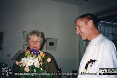 Ortopediska kliniken i Lund 1996. Sekreteraren Christel Duck avtackas.
Från ortoped klin album 01, Lund. Fotograf Berit Jakobsson. 1996. Sekreteraren Christel Duck avtackas av ortopeden Ragnar Jonsson.
Nyckelord: Lund;Universitetssjukhus;USiL;Kliniker;Ortopedi;Läkare;Uppvaktning