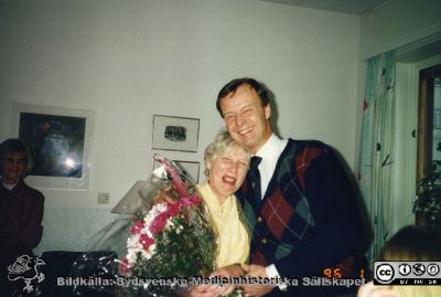 Ortopediska kliniken i Lund 1996. Sekreteraren Christel Duck avtackas.
Från ortoped klin album 01, Lund. Fotograf Berit Jakobsson. 1996. Sekreterare Christel Duck avtackas av ortopeden Leif Ryd.
Nyckelord: Lund;Universitetssjukhus;USiL;Kliniker;Ortopedi;Läkare;Uppvaktning;Sekreterare