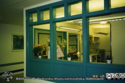 Ortopediska kliniken i Lund 1995. Invigning av ortopedens kortvårdsavdelning (måndag-fredagsvård).
Från ortoped klin album 01, Lund. Fotograf Berit Jakobsson. 1995. Invigning av ortopedens kortvårdsavdelning (måndag-fredagsvård).
Nyckelord: Lund;Universitetssjukhus;USiL;Kliniker;Ortopedi;Vård;Avdelningar;Korttidsvård;Invigning