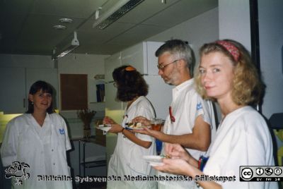 Ortopediska kliniken i Lund 1995. Personal på vårdavdelning 1. Bengt Nilén, Ann Nilén.
Från ortoped klin album 01, Lund. Fotograf Berit Jakobsson. 1995. Personal på vårdavdelning 1. Bengt Nilén, Ann Nilén.
Nyckelord: Lund;Universitetssjukhus;USiL;Kliniker;Ortopedi;Vård;Avdelningar;Personal