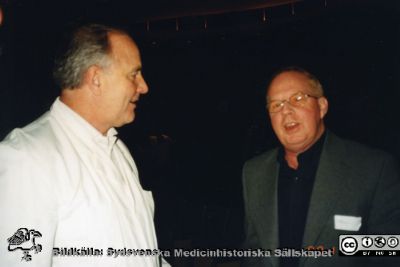 Ortopediska kliniken i Lund 2000. Professor Lars Lidgren uppvaktar vaktmästare Rolf Olsson när han fyllde 60 år.
Från ortoped klin album 01, Lund. Fotograf Berit Jakobsson. 2000. Professor Lars Lidgren uppvaktar vaktmästaren på operationsavdelnigen, Rolf Olsson när han fyllde 60 år.
Nyckelord: Personal;Professorer;Uppvaktning;Kliniker;Ortoppediska;Operationsavdelning